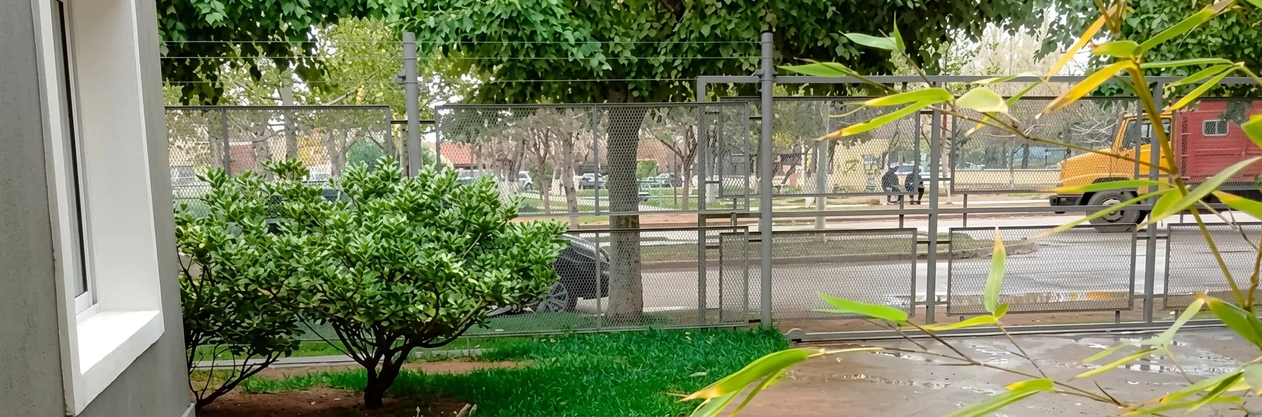 Jardín hacia la avenida